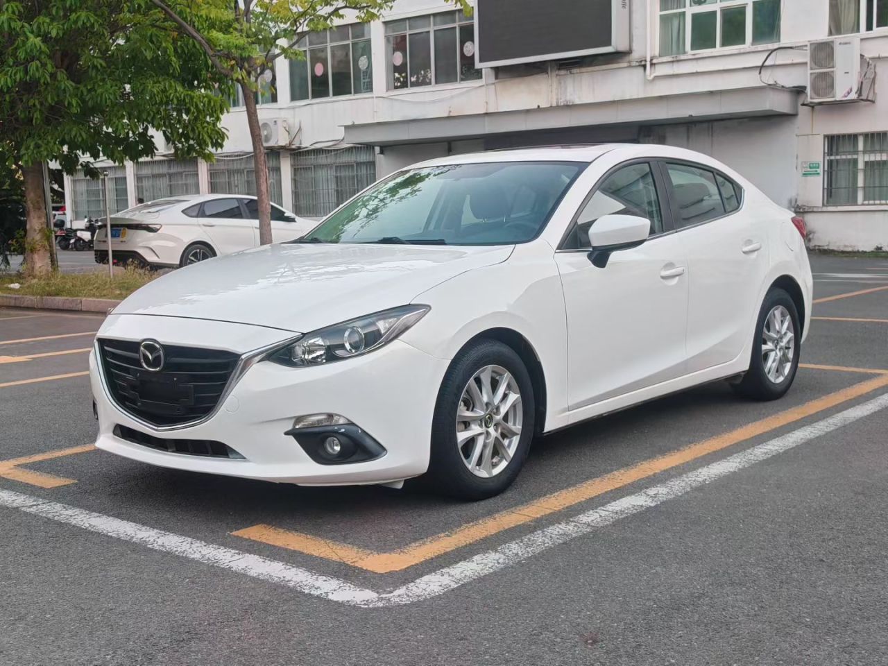 3 Axela 2016 Sedan 1.5L AT Luxury