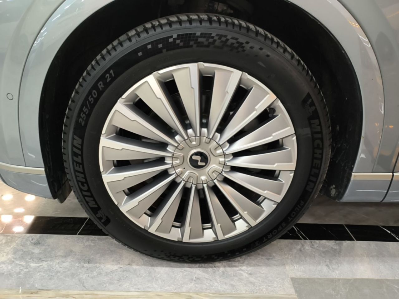 L90 2025 Ultra 6-Seater 60 photo 2