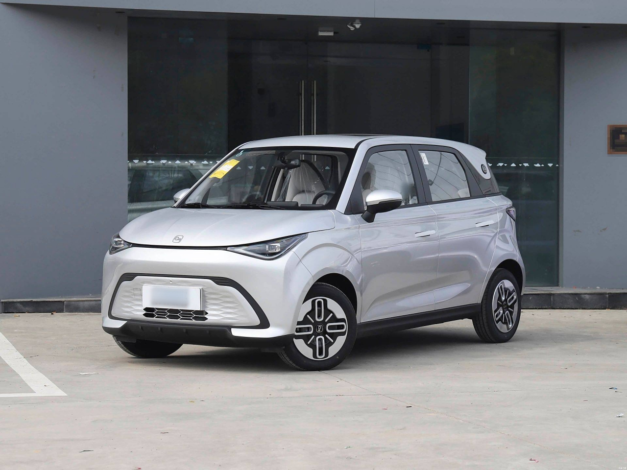 QQ 2025 305km