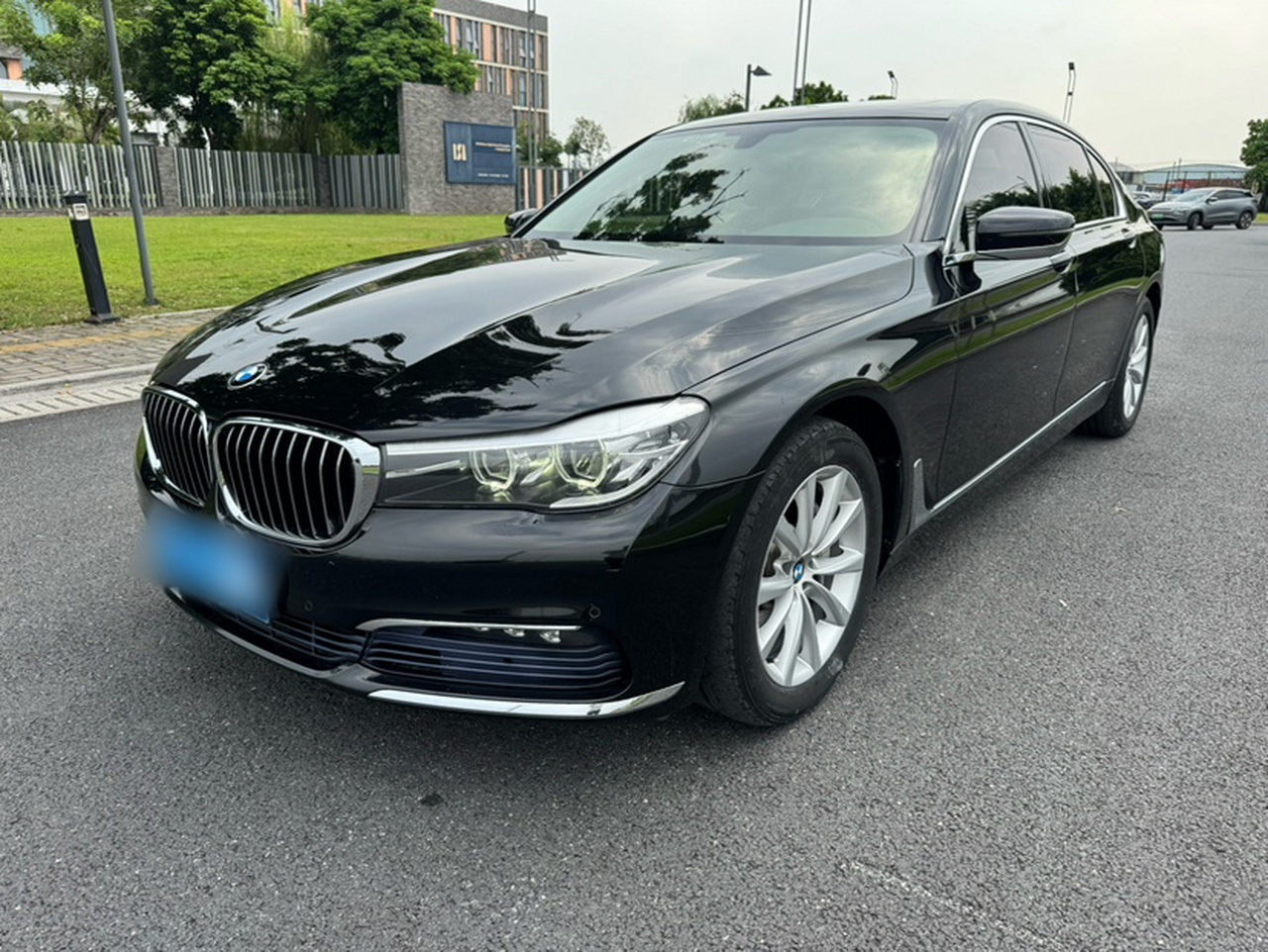 7 Series 2016 730Li Leading