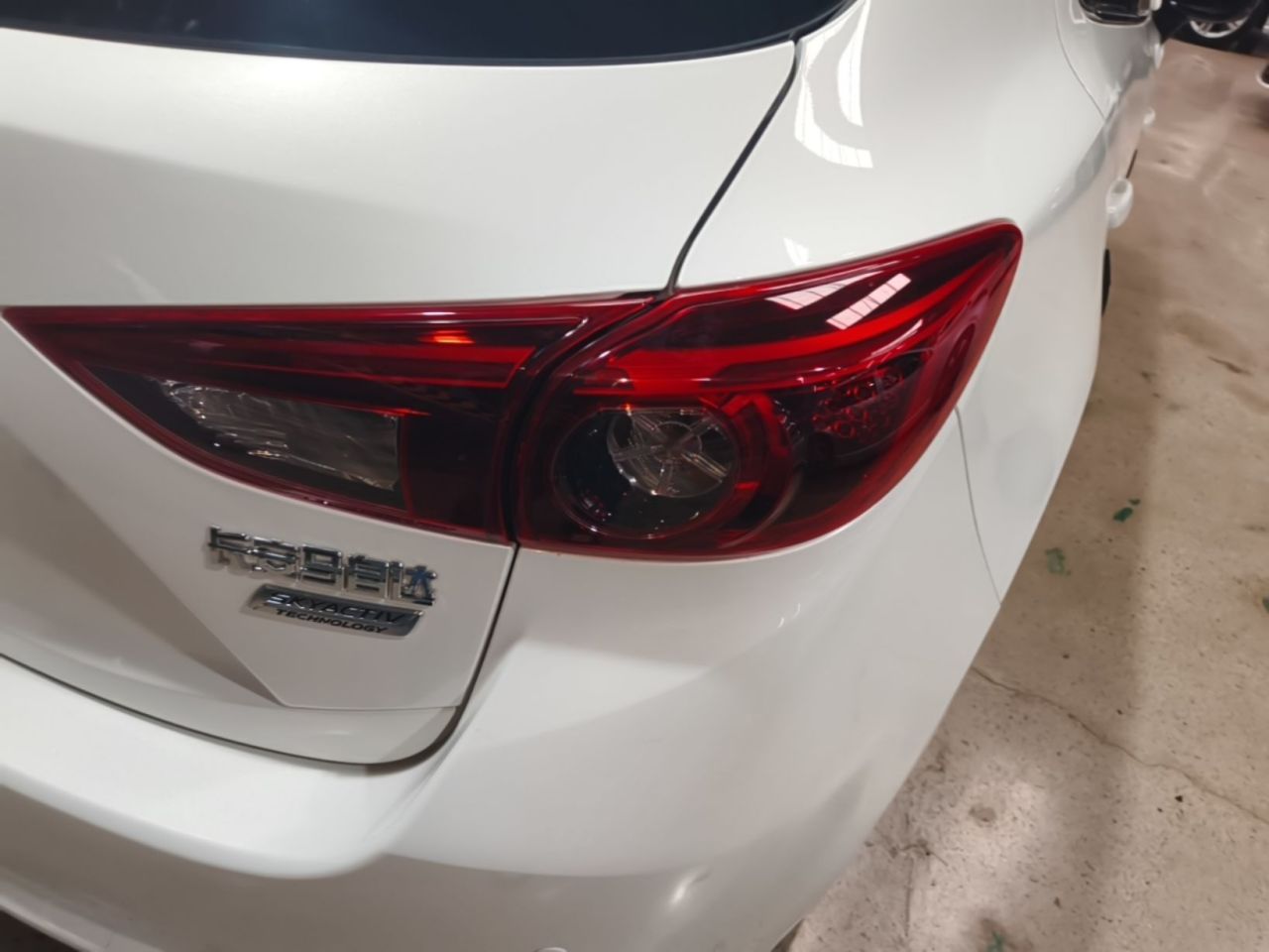 3 Axela 2017 Hatchback 2.0L AT Luxury China V photo 5