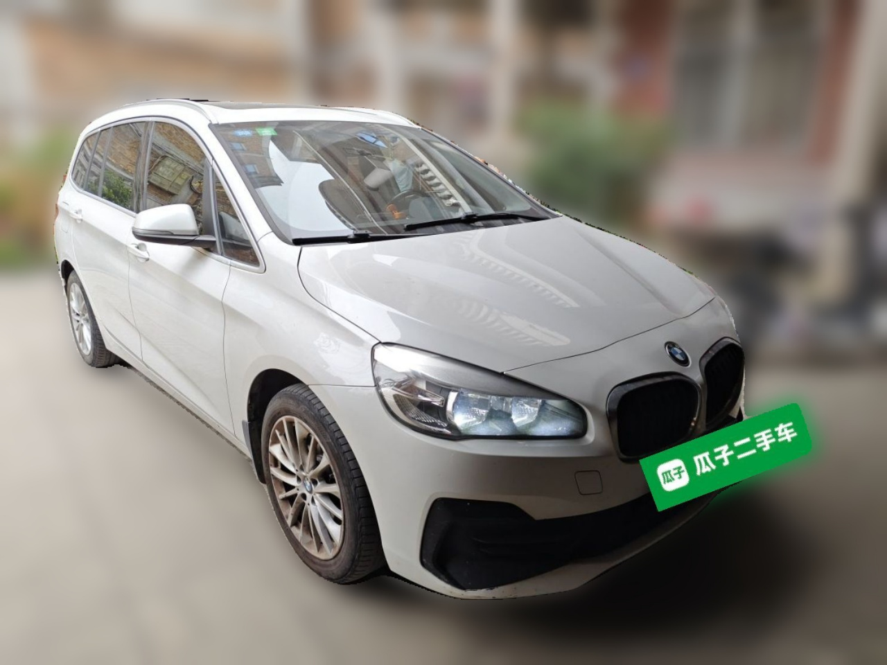 2 Series Wagon 2018 220i Leading photo 3