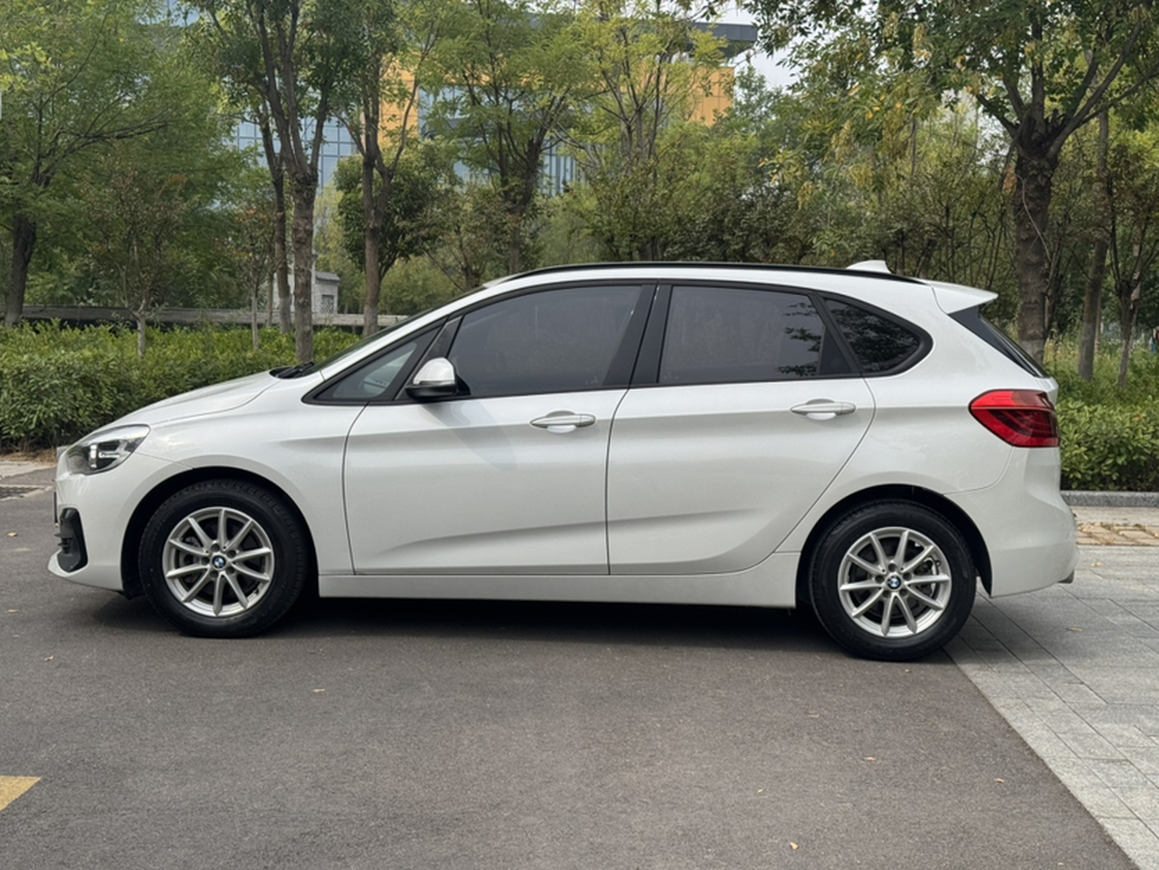 2 Series Wagon 2019 218i Fashion photo 3