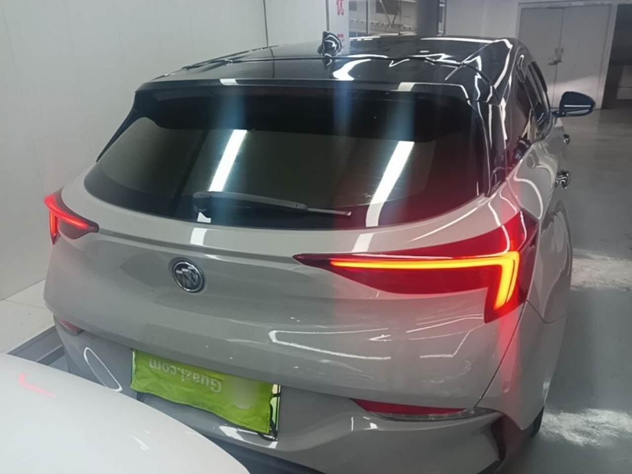 6 2022 PHEV Fashion photo 5