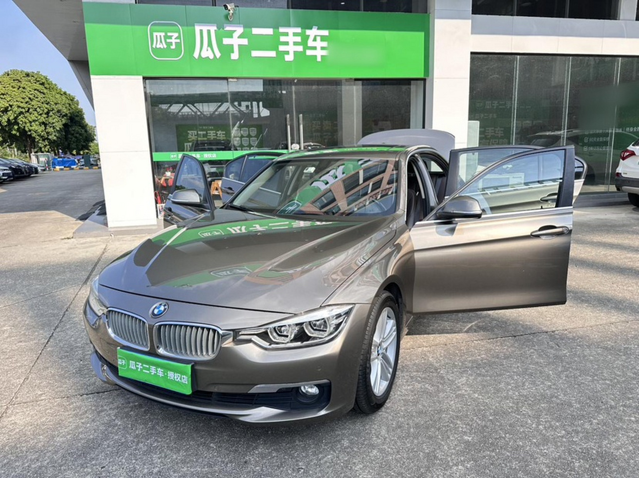 3 Series 2018 318Li photo 2
