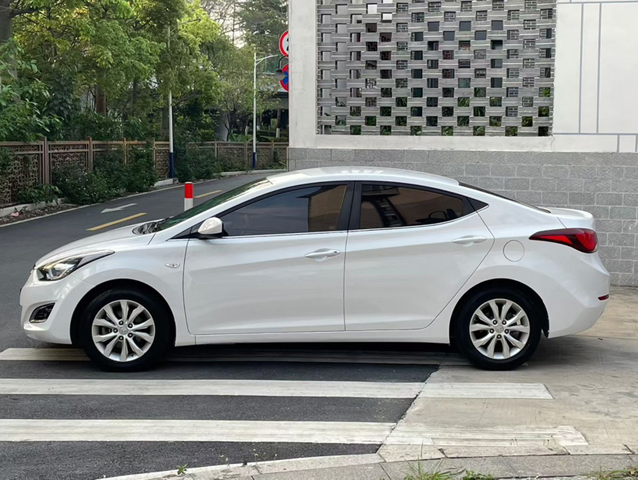 Elantra 2016 1.6L AT Smart photo 2