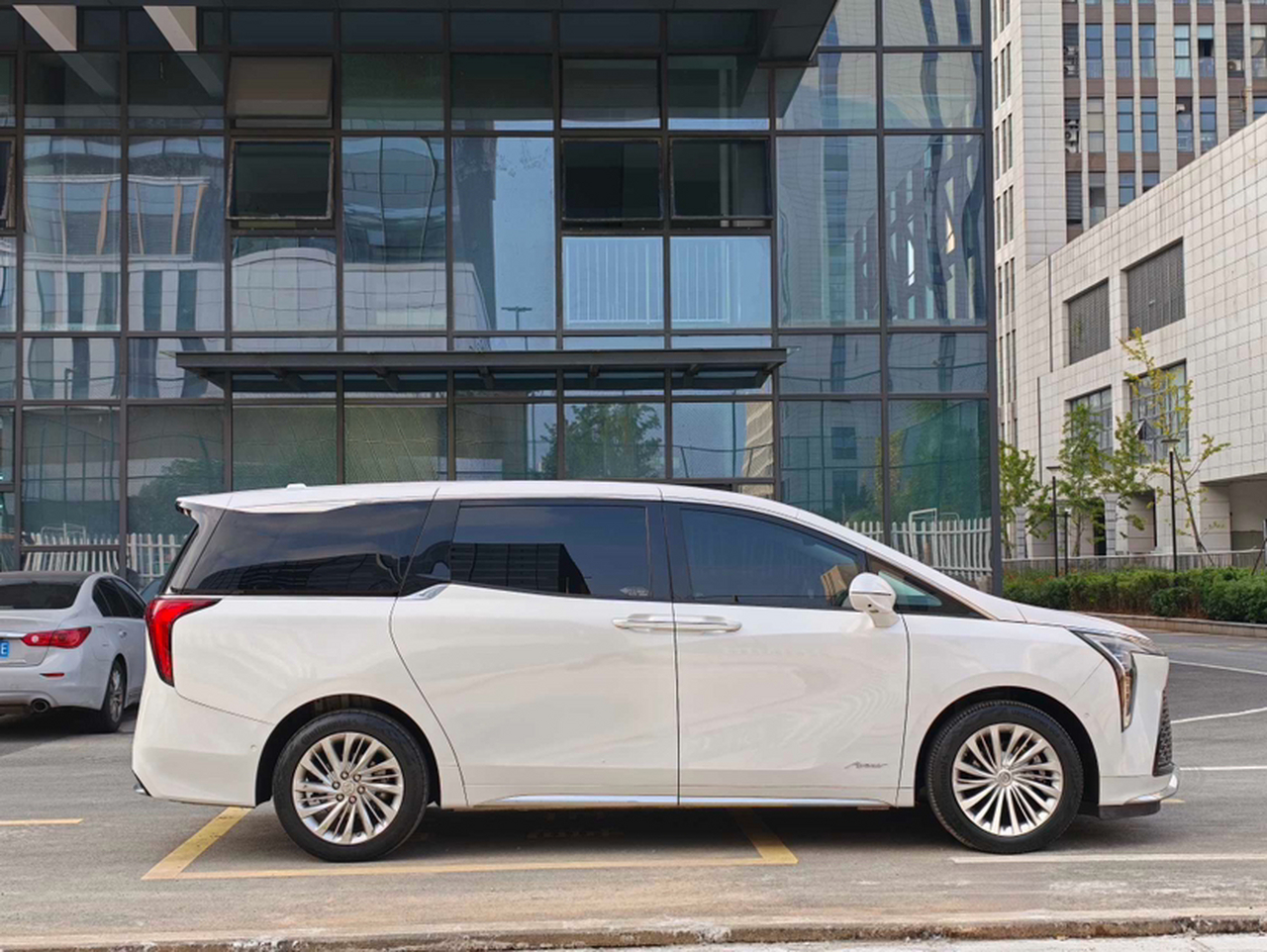 2023 2.0T 6-Seater photo 2