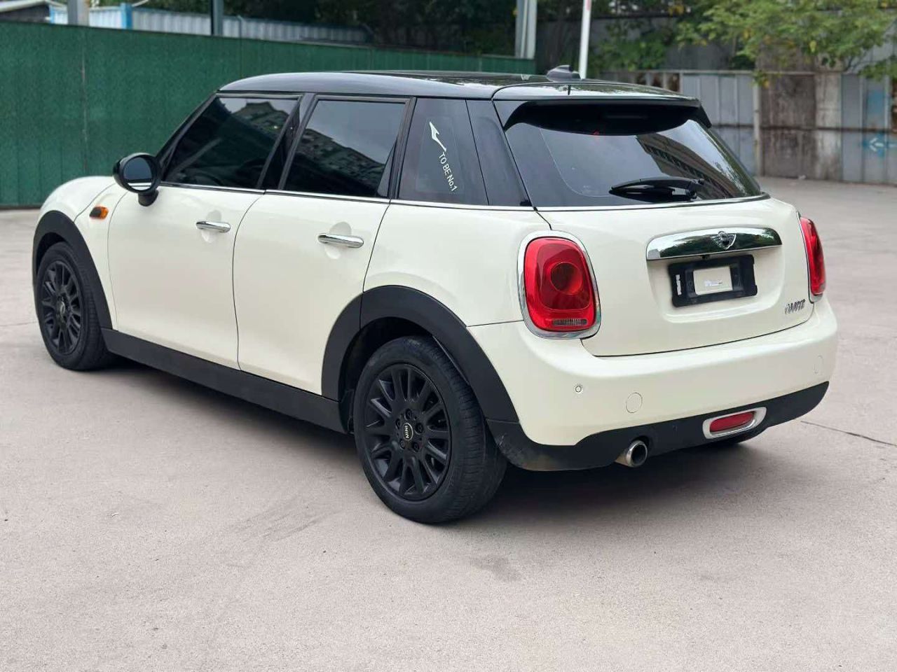2016 1.5T COOPER 5-Door photo 2