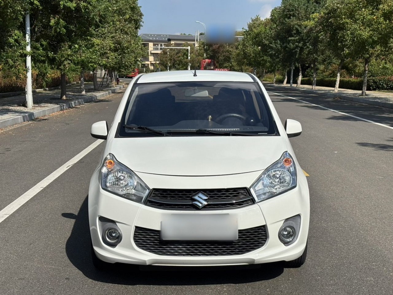 2013 1.0L AT Luxury photo 4