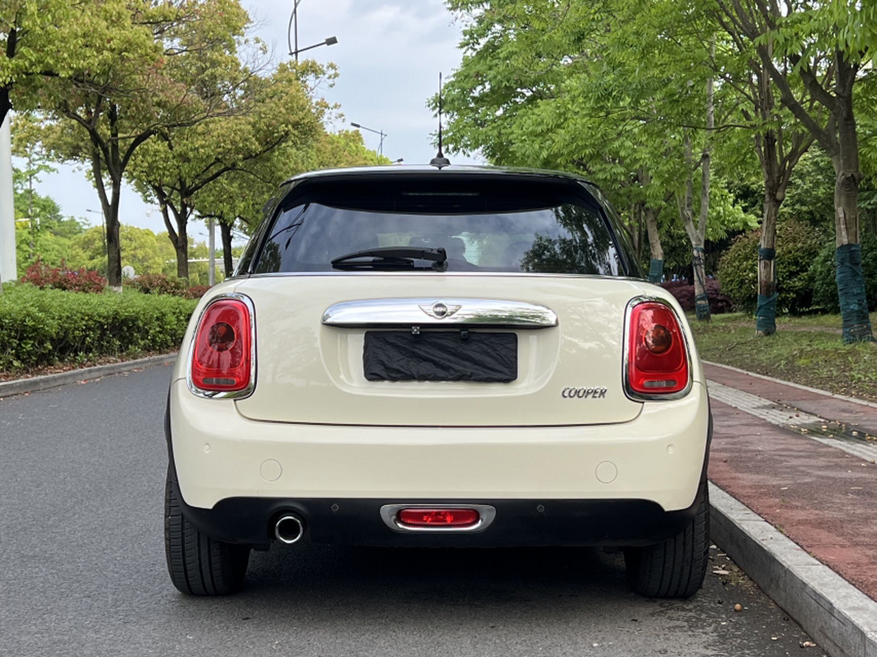 2016 1.5T COOPER 5-Door photo 3