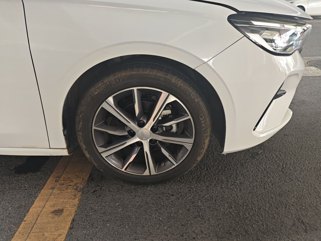 Emgrand 2022 4 1.5L CVT Premium photo 2