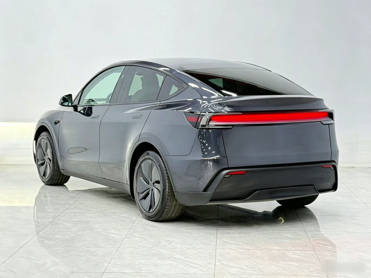 Model Y 2025 Long Range AWD Launch Edition photo 4