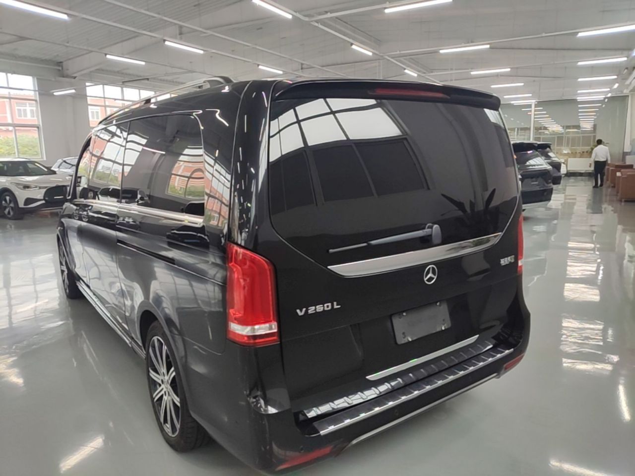 V-Class 2021 V 260 L Long Wheelbase Luxury photo 4