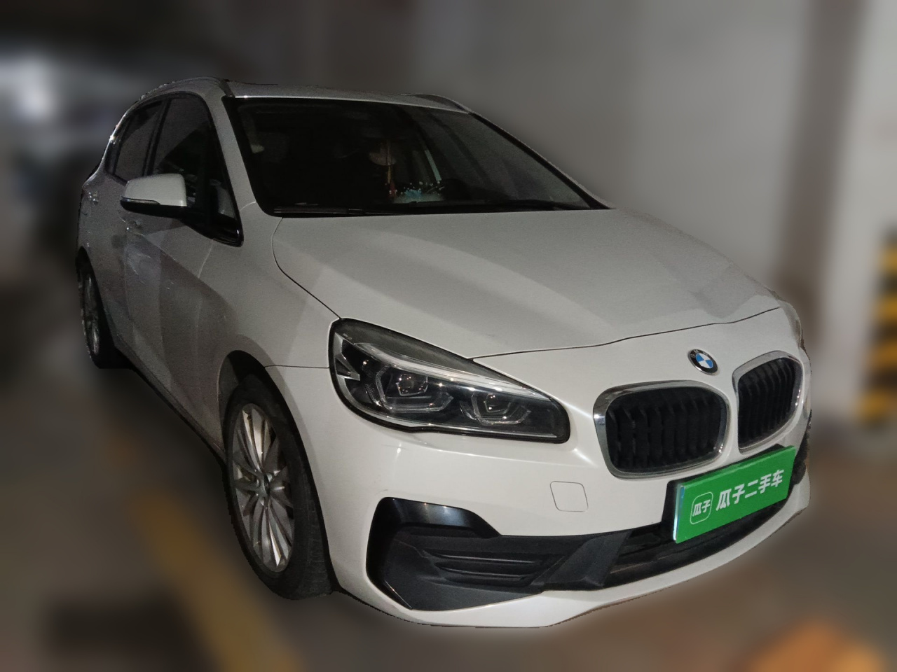 2 Series Wagon 2018 218i Leading photo 3