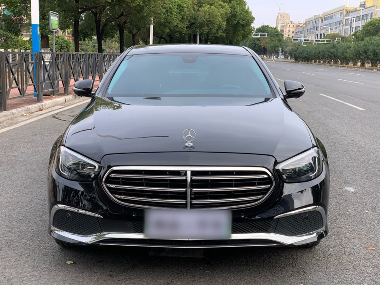 E-Class EV 2023 E 350 e L PHEV photo 2
