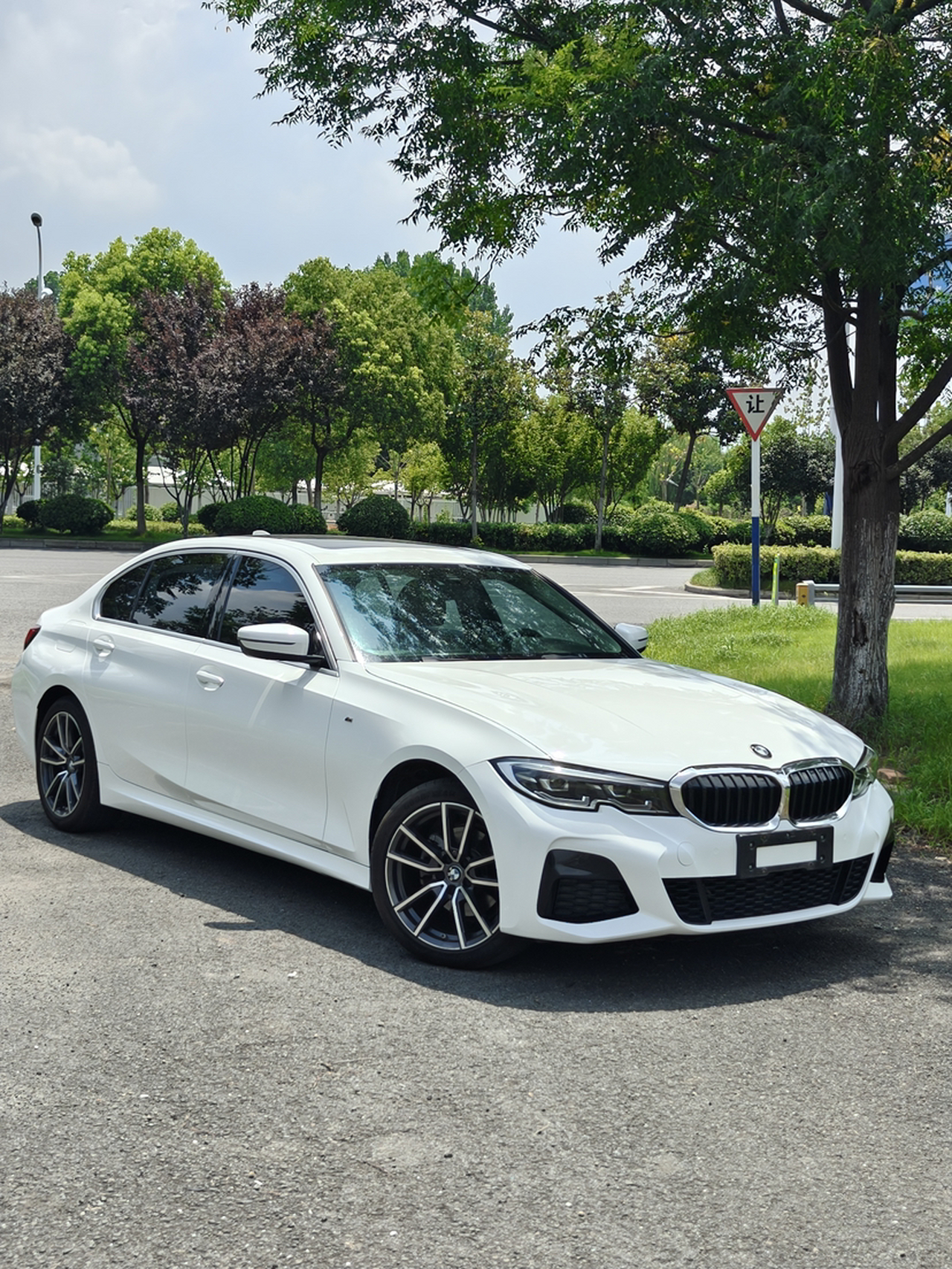 3 Series 2021 325Li M Sport Package photo 2