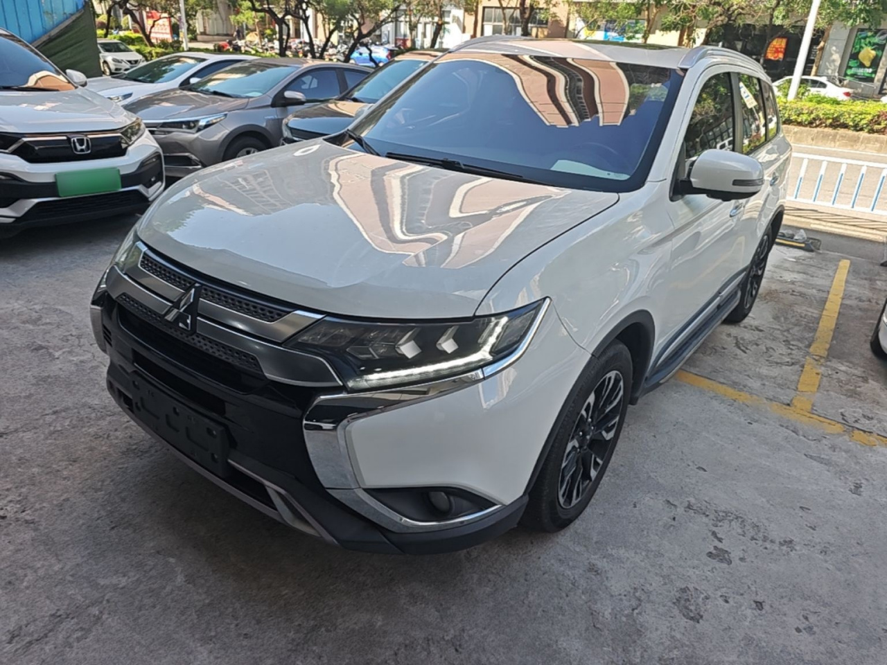 Outlander 2019 2.4L AWD Enjoy 7-Seater China VI