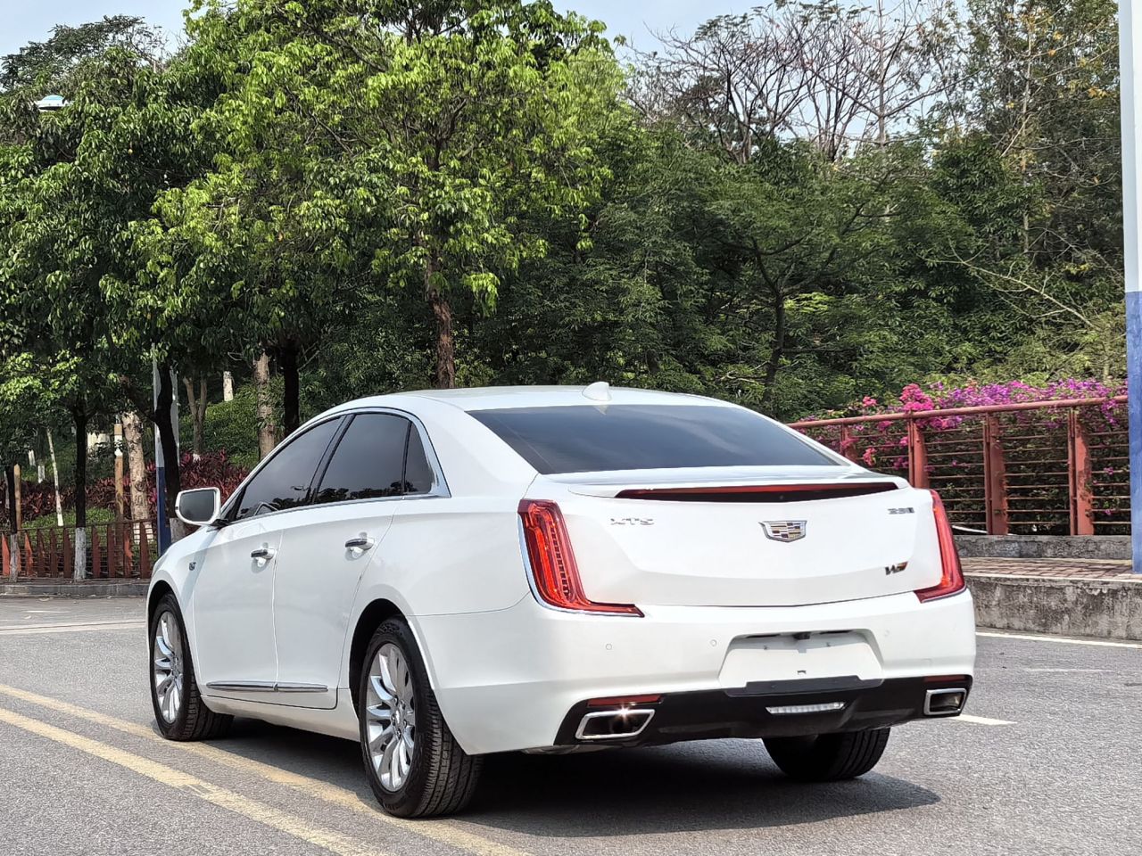 XTS 2018 28T Tech photo 2