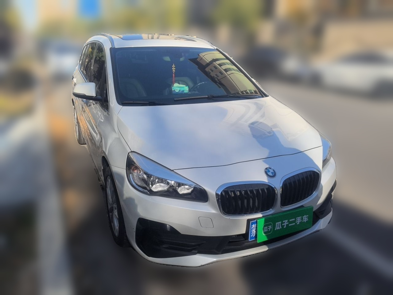 2 Series Wagon 2019 220i Leading photo 3