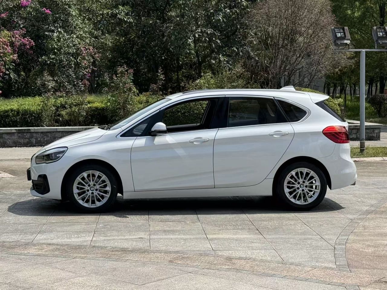 2 Series Wagon 2019 218i Leading photo 4