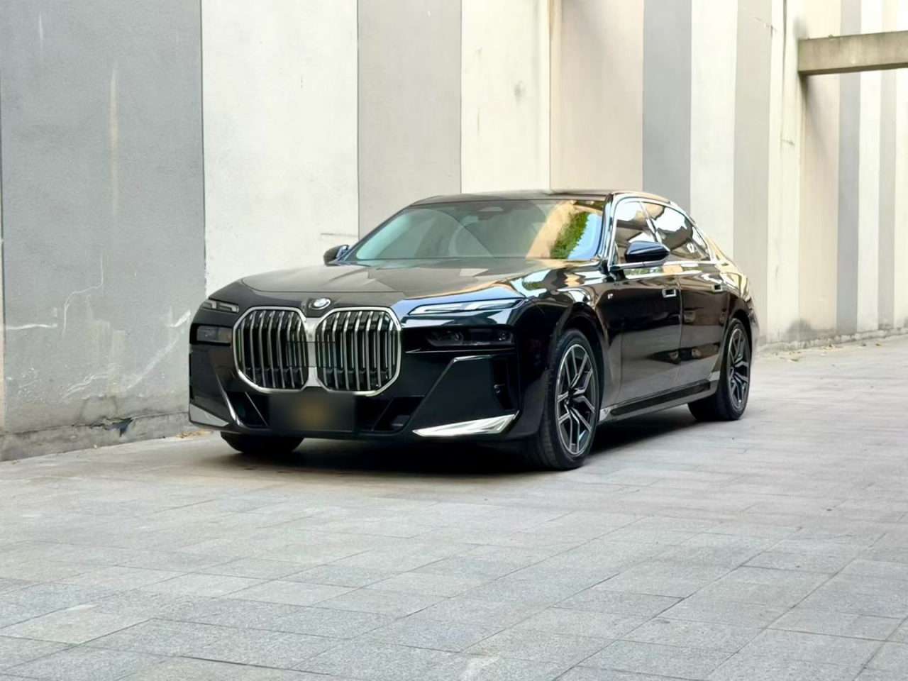 7 Series 2023 735Li M Sport Package photo 3
