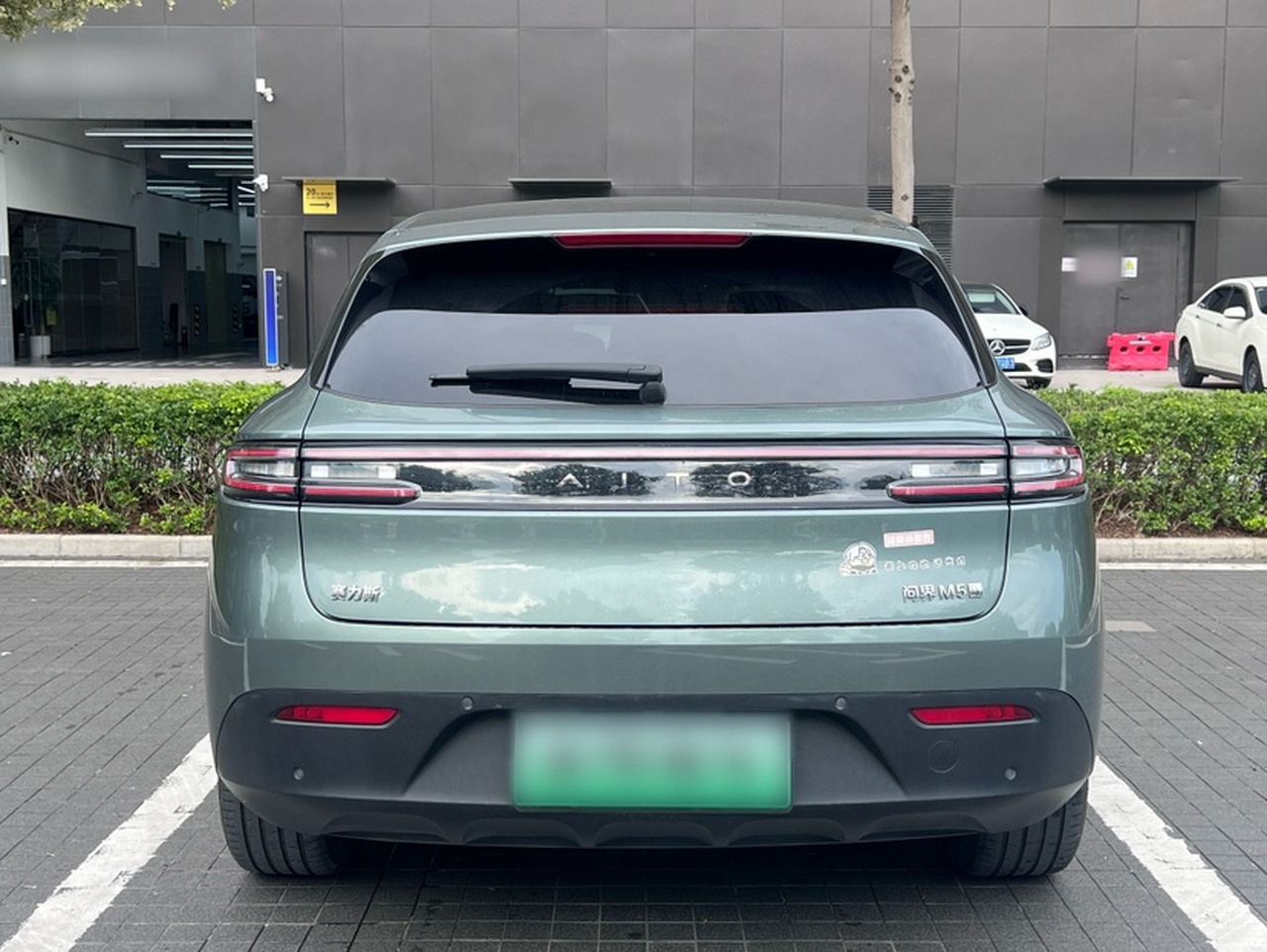 HIMA AITO M5 2022 EV AWD Performance photo 4