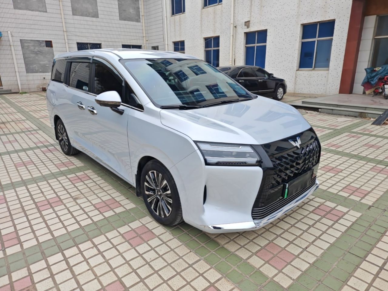 730 EV 2025 125km Luxury photo 3