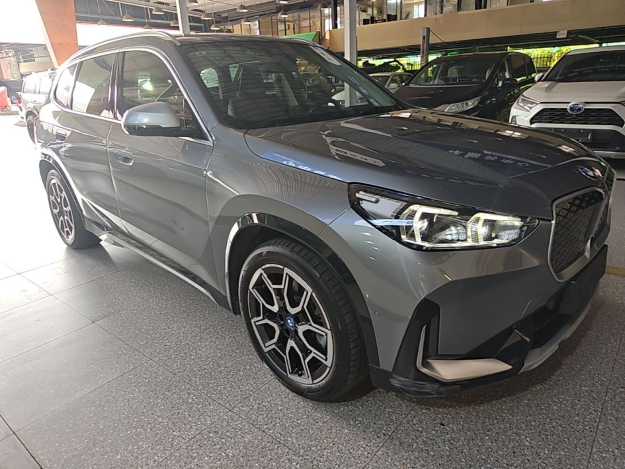 iX1 2023 xDrive30L X Design Package photo 3