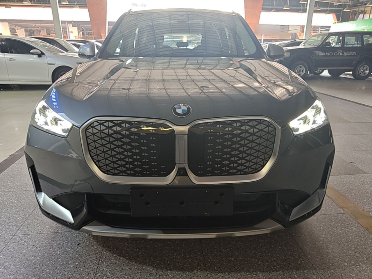 iX1 2023 xDrive30L X Design Package photo 2