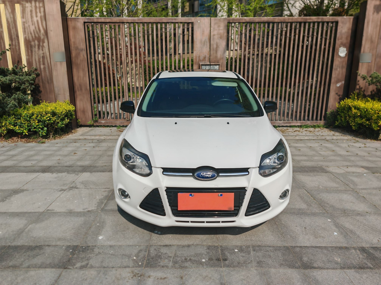Focus 2012 Hatchback 2.0L AT Luxury Sport photo 2