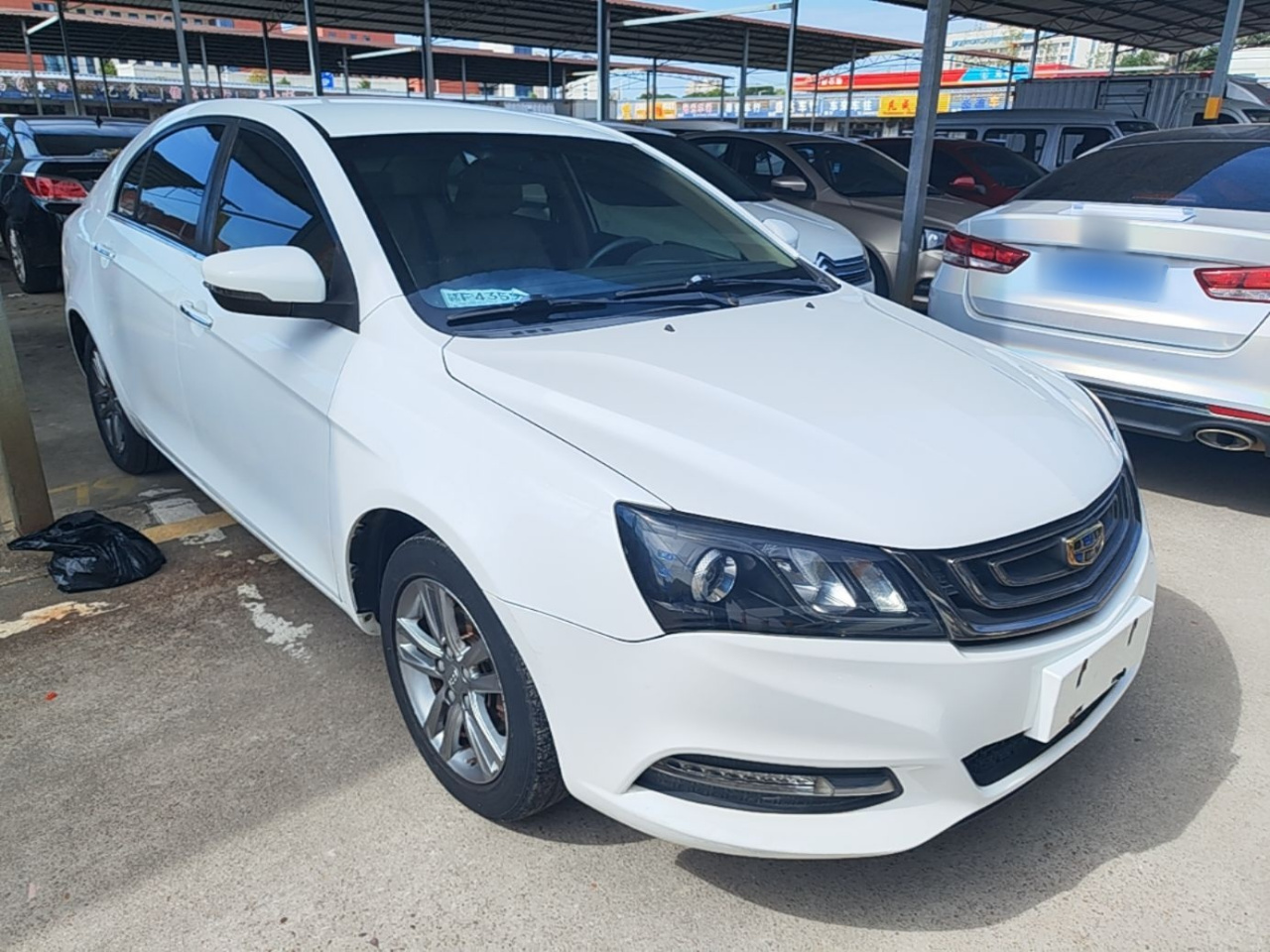 Emgrand 2017 Sedan 1.5L CVT Luxury photo 3
