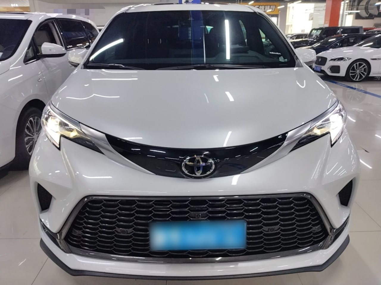 Granvia 2024 2.5L Hybrid Premium PLUS AWD photo 2