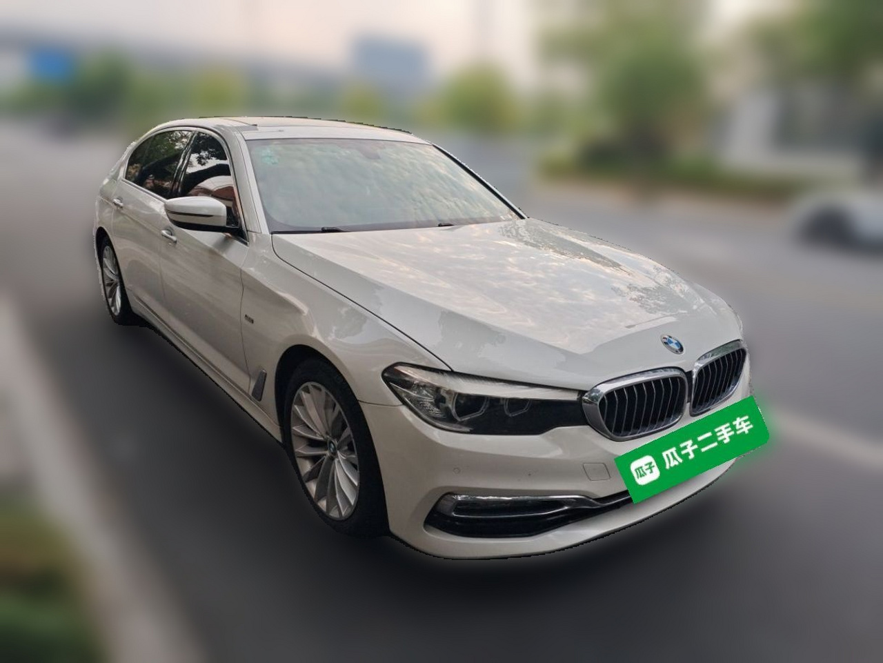 5 Series 2018 525Li Luxury photo 3