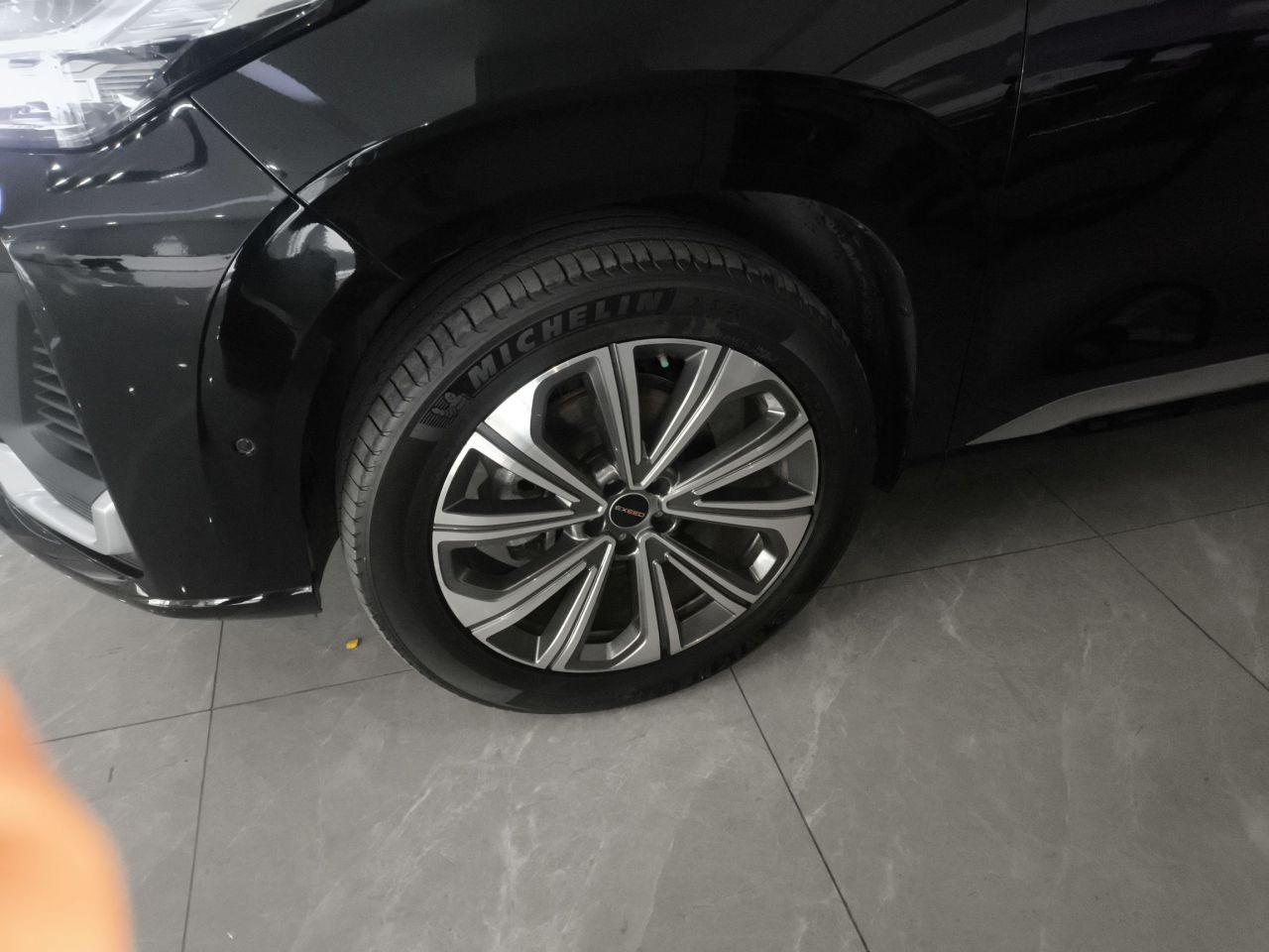 2023 400T AWD 6-Seater photo 4