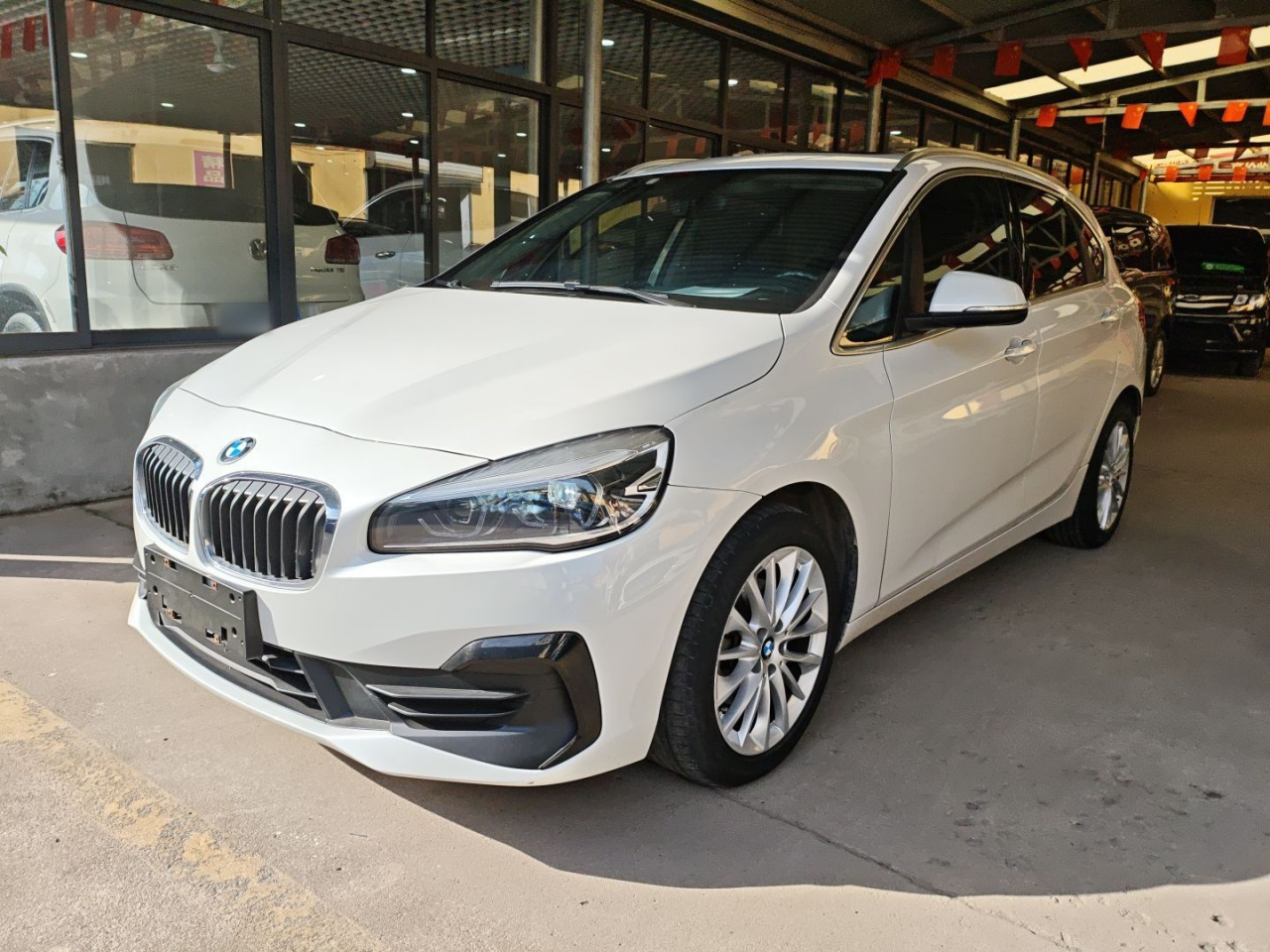 2 Series Wagon 2018 218i Leading