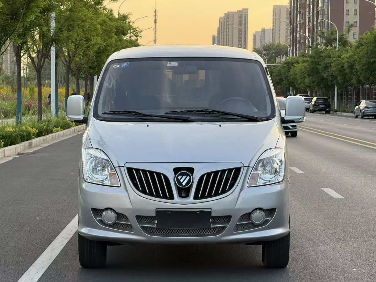 E 2017 2.0L Long Wheelbase 4Q20M photo 2
