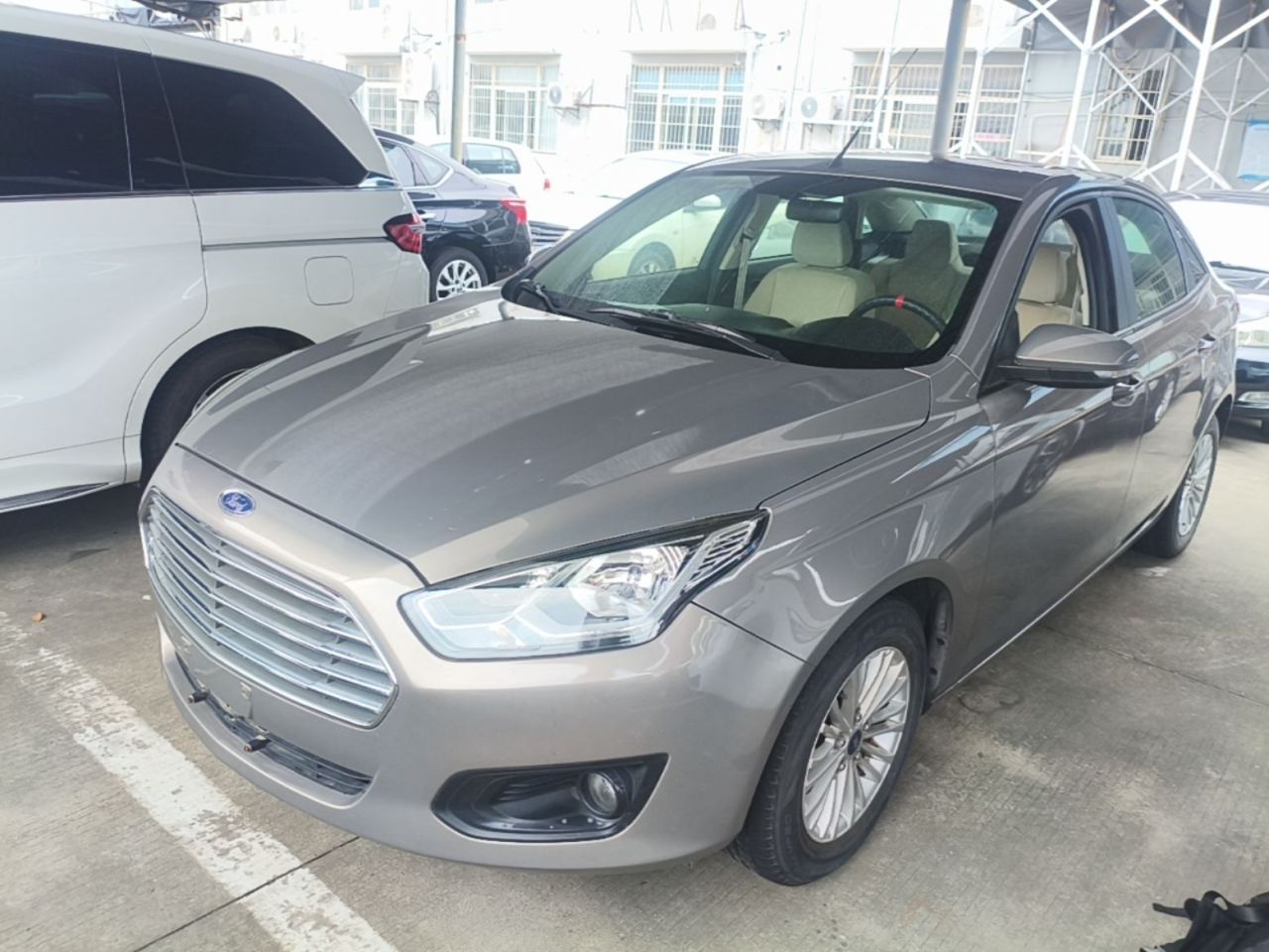Escort 2015 1.5L MT Comfort