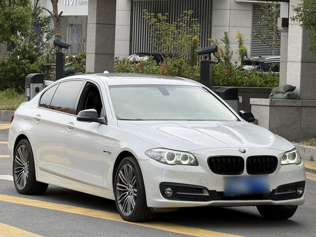 5 Series 2017 528Li Leading photo 4
