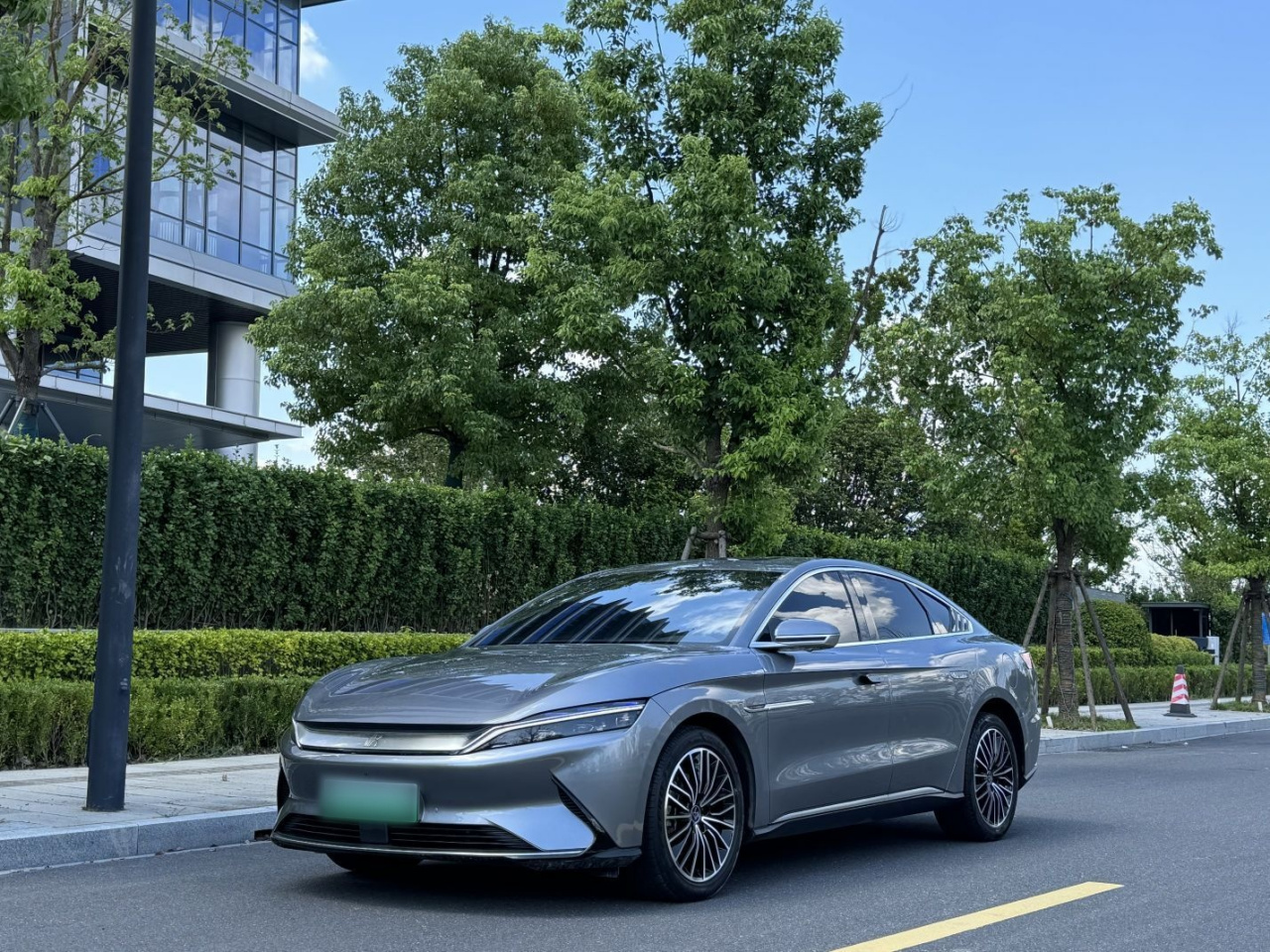 Han 2021 EV Standard Range Luxury photo 2