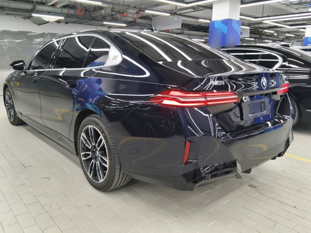 5 Series 2025 530Li Leading M Sport Package photo 4