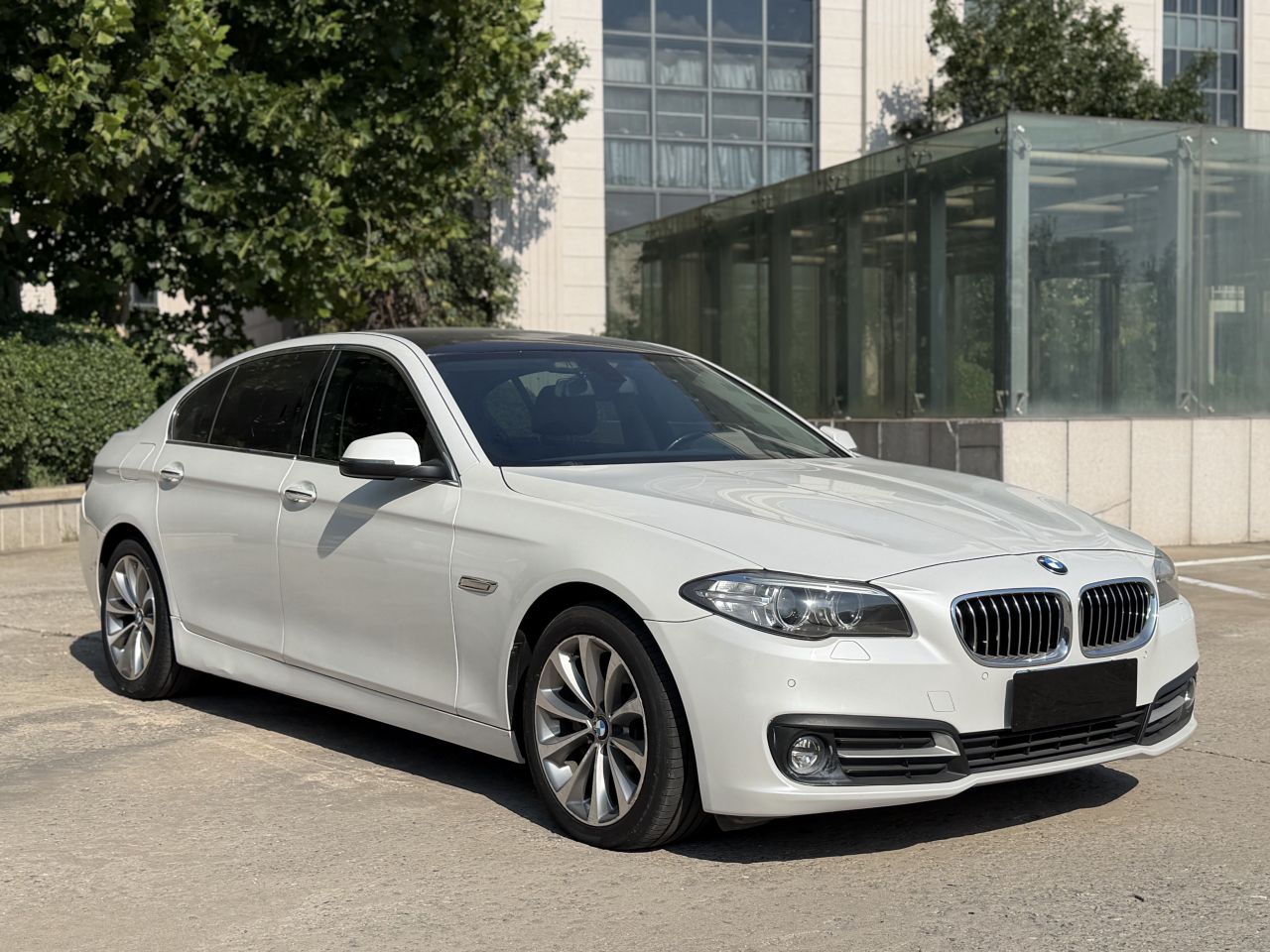 5 Series 2017 525Li Leading photo 3