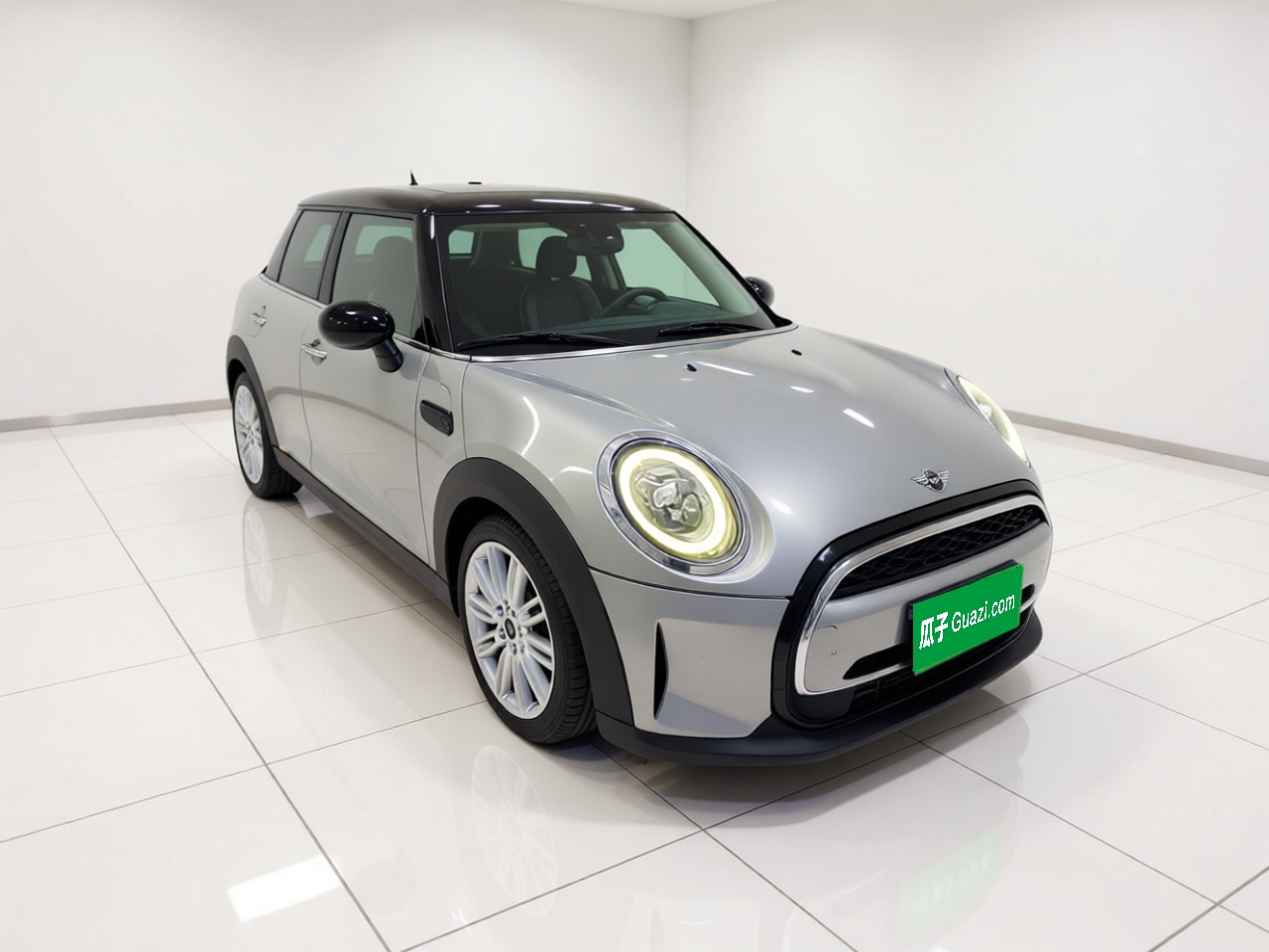 2022 Facelift 1.5T COOPER Classic 5-Door photo 3