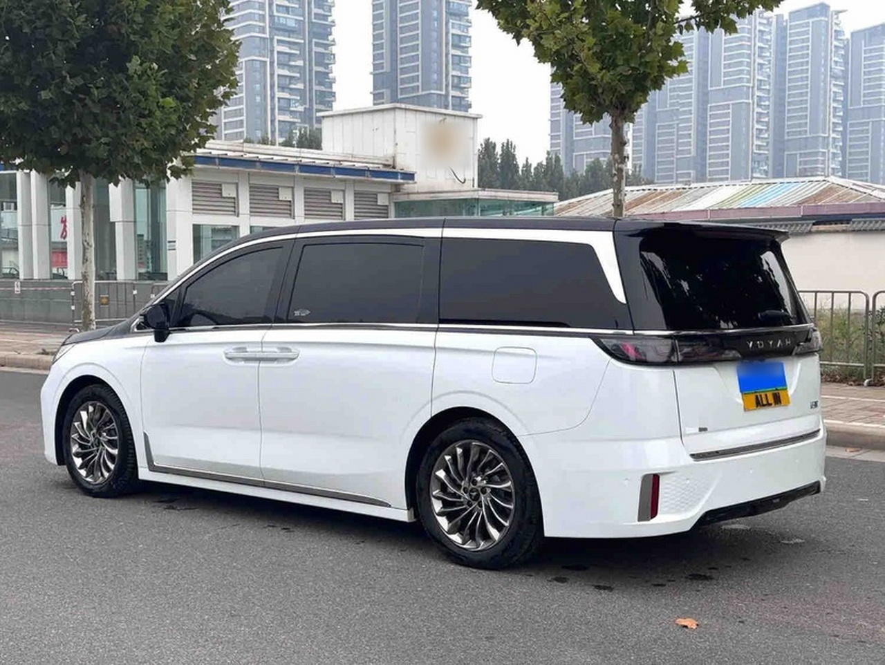 Voyah Dreamer 2024 PHEV Extended Range Flagship photo 4