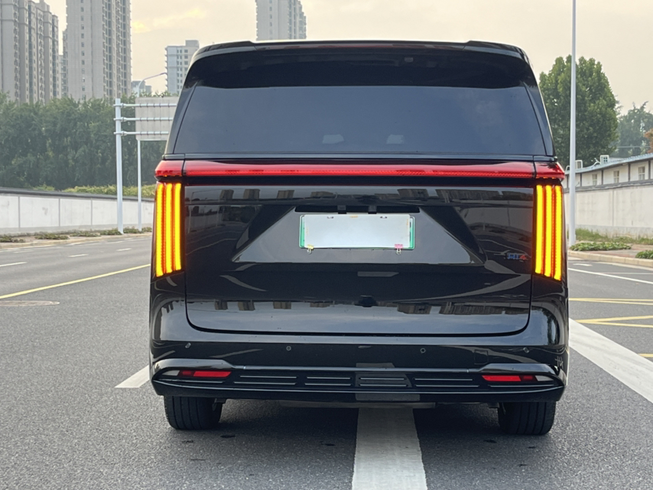 2025 AWD 8 photo 3