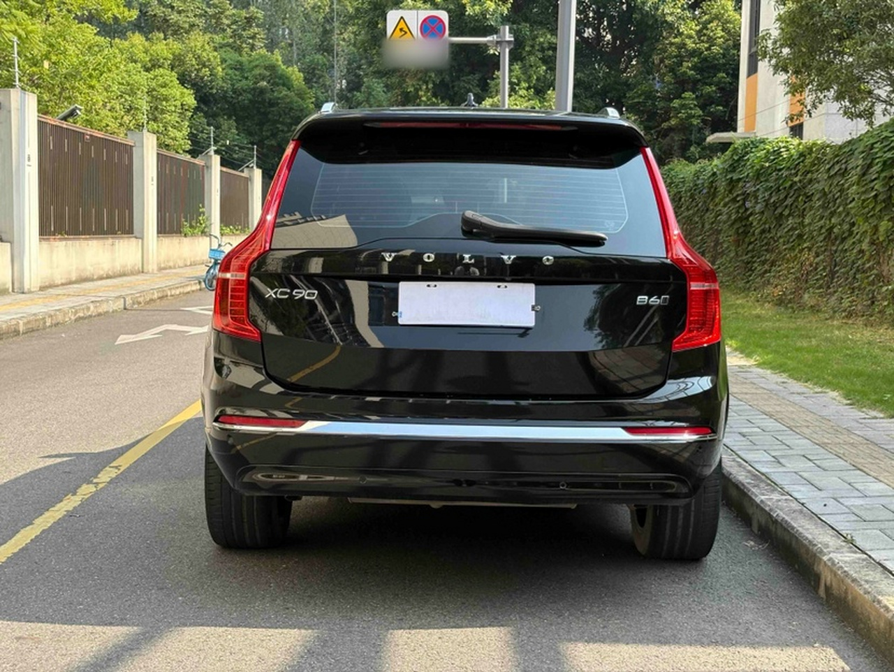 XC90 2023 B6 Luxury 7-Seater photo 2