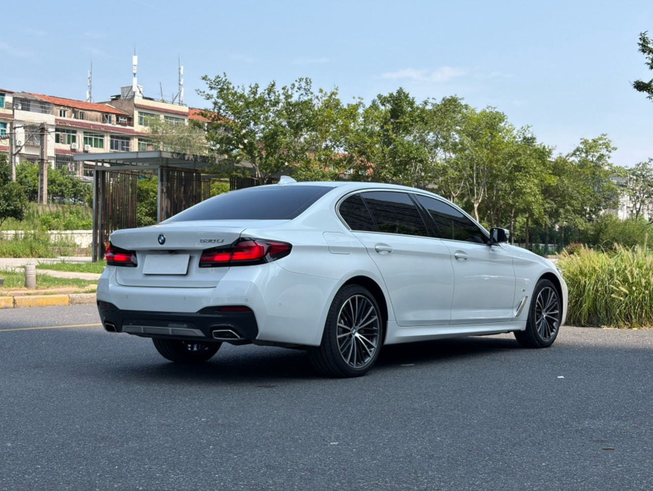 5 Series 2023 530Li Leading M Sport Package photo 2