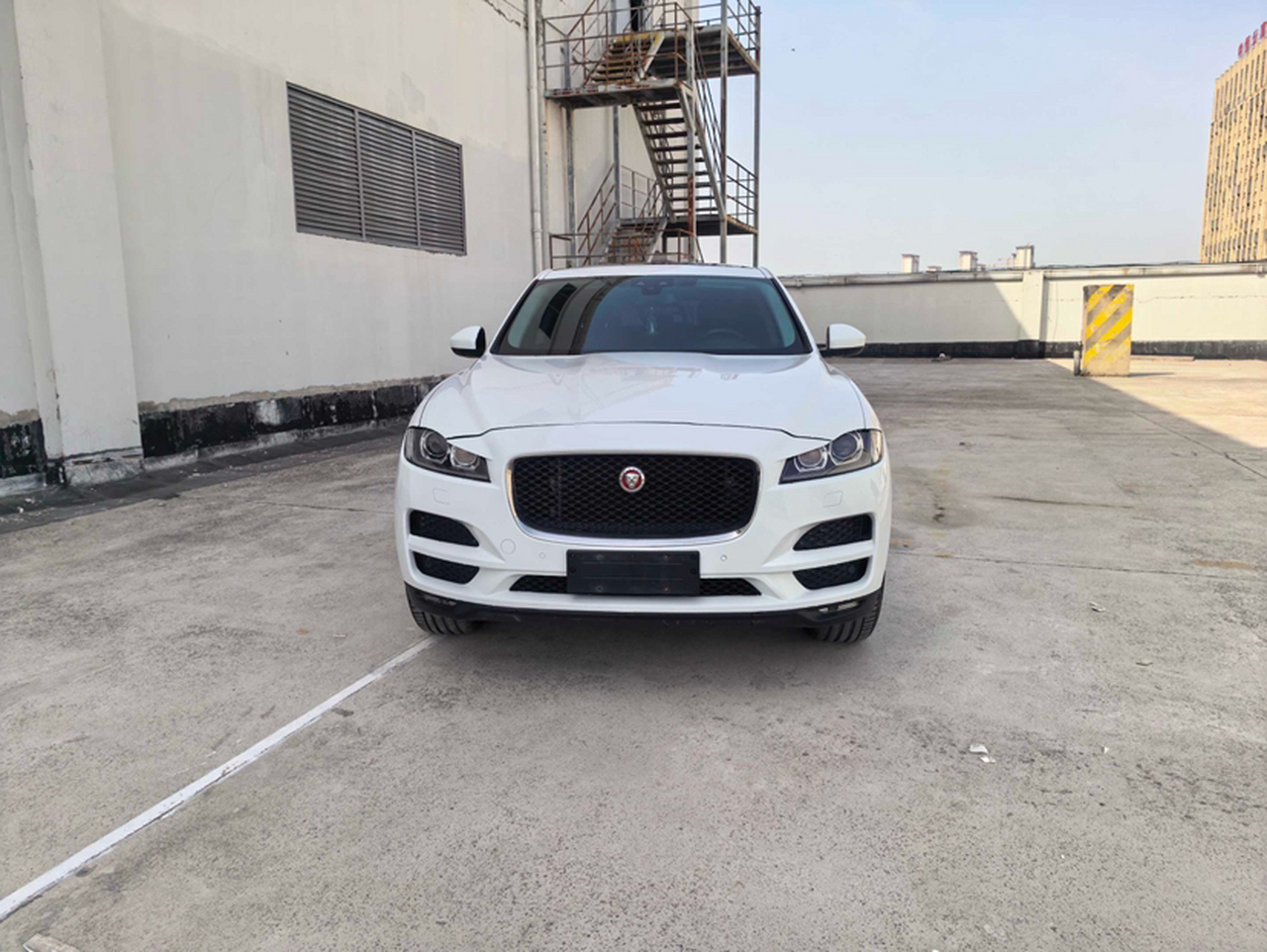 F-PACE 2016 2.0T RWD Exclusive photo 3