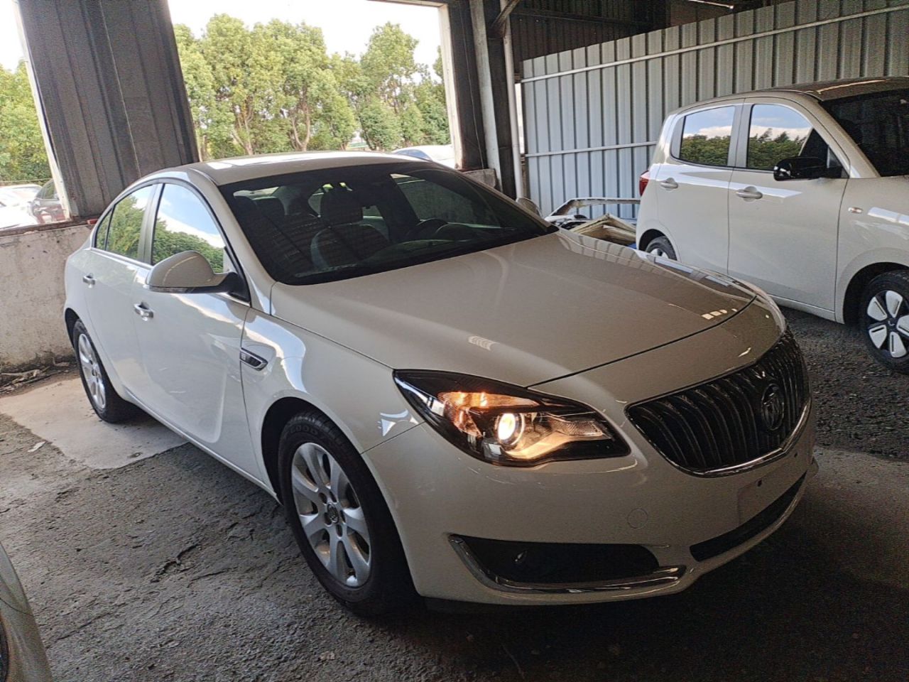 Regal 2015 1.6T Elite Tech photo 3