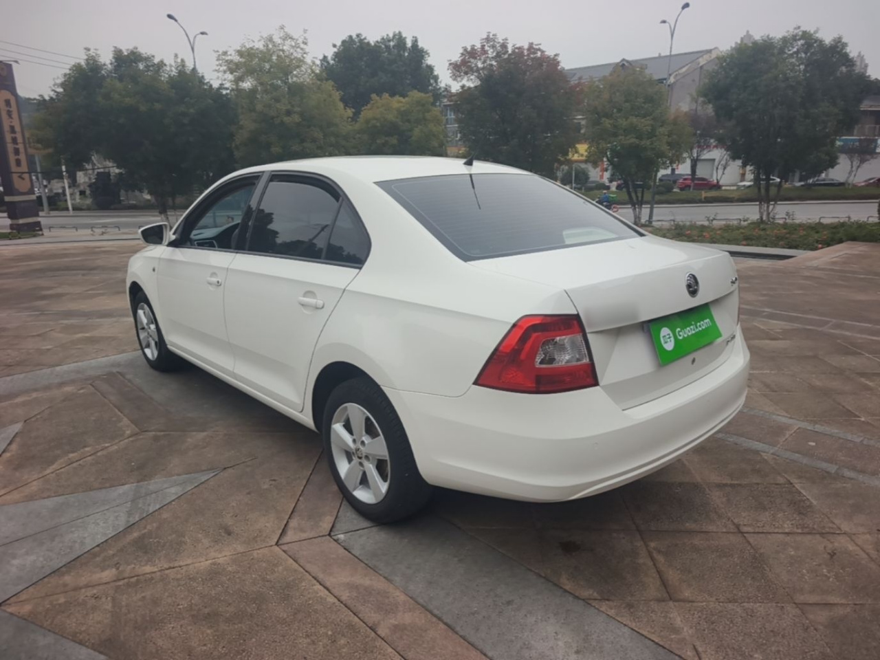 Rapid 2015 1.6L AT photo 4