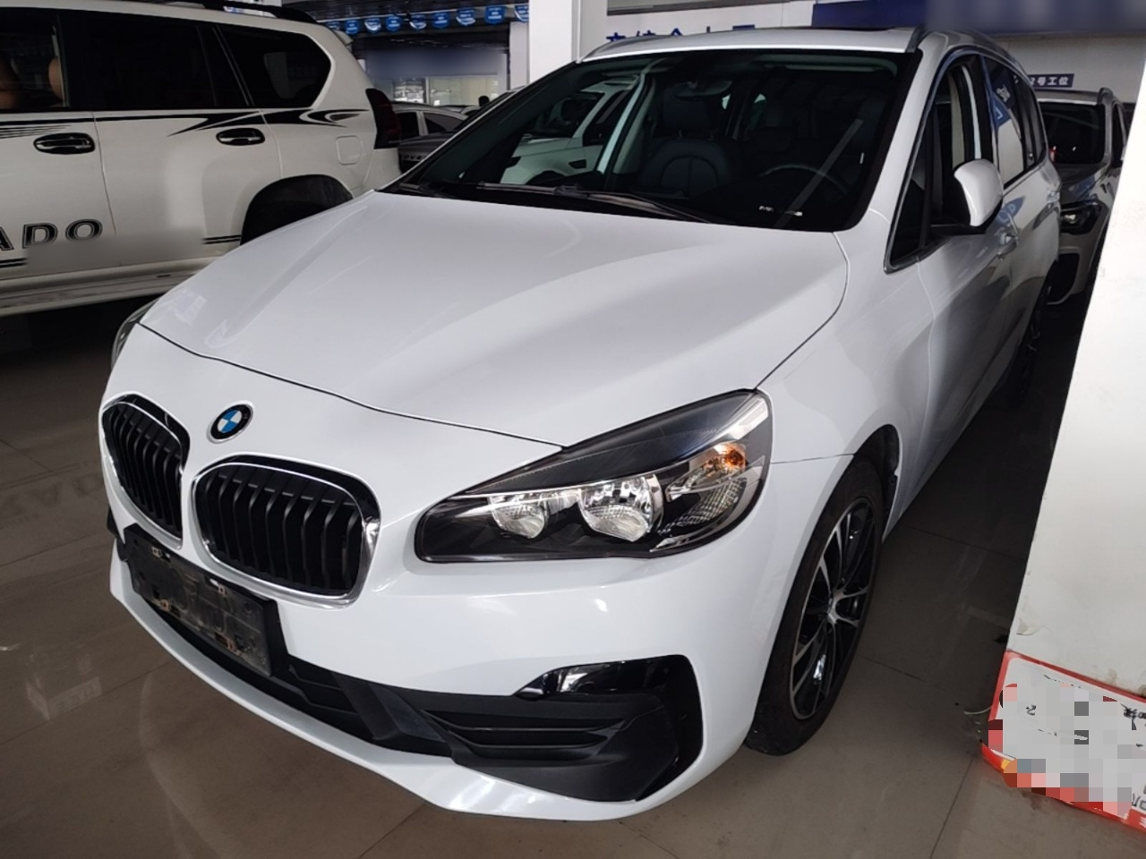2 Series Wagon 2019 220i Leading
